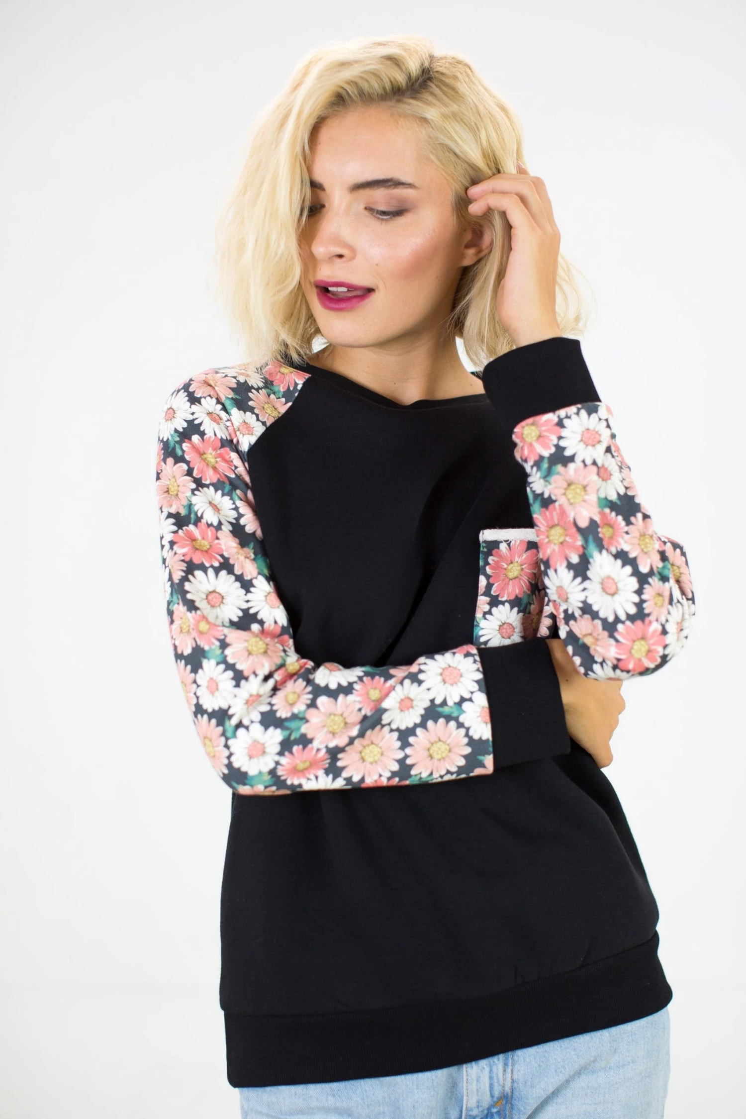 SHOKO Sweater Auntie In Black Daisies 1 SHOKO Sweater Auntie In Black Daisies