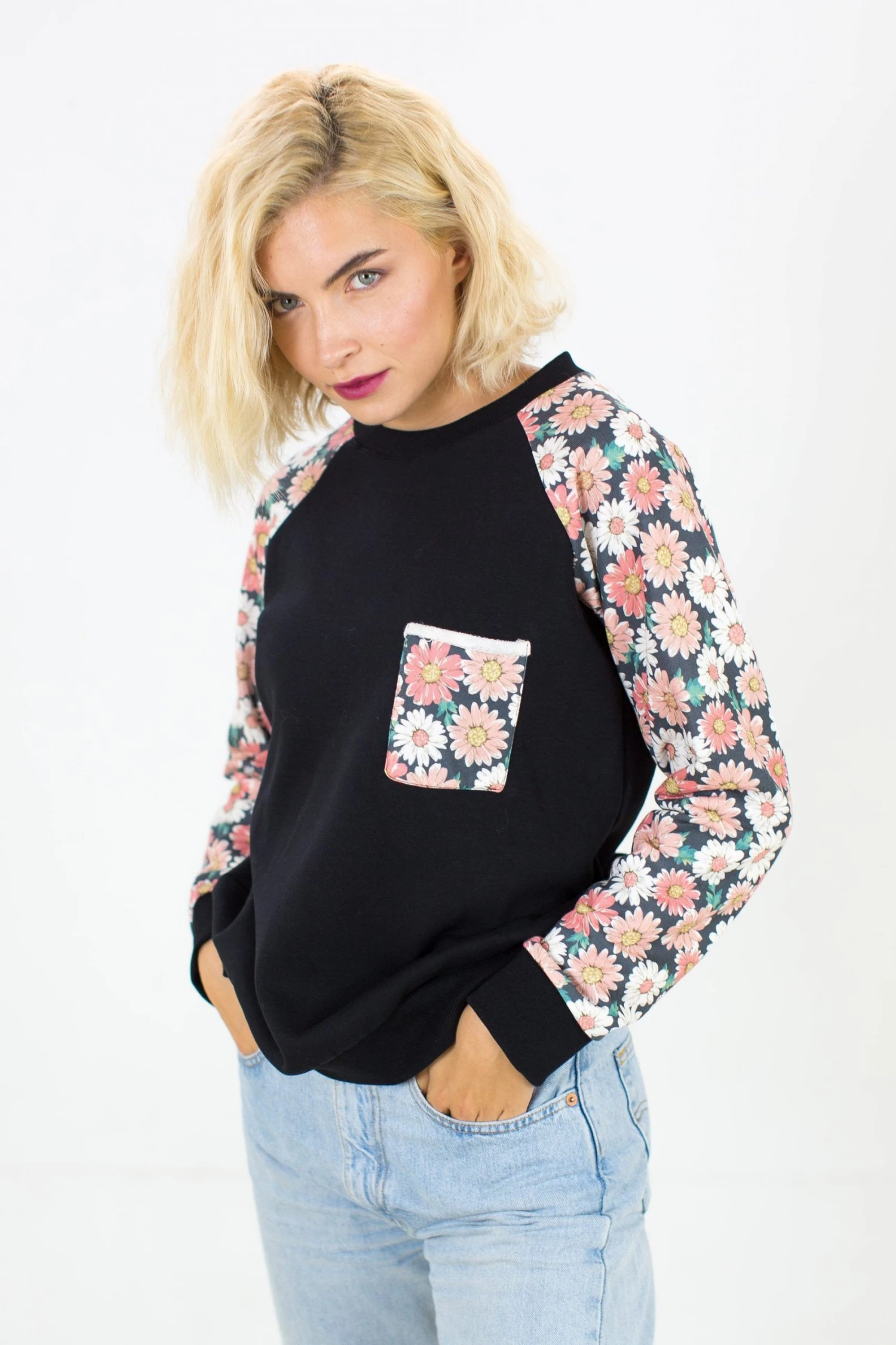 SHOKO Sweater Auntie In Black Daisies 3 SHOKO Sweater Auntie In Black Daisies