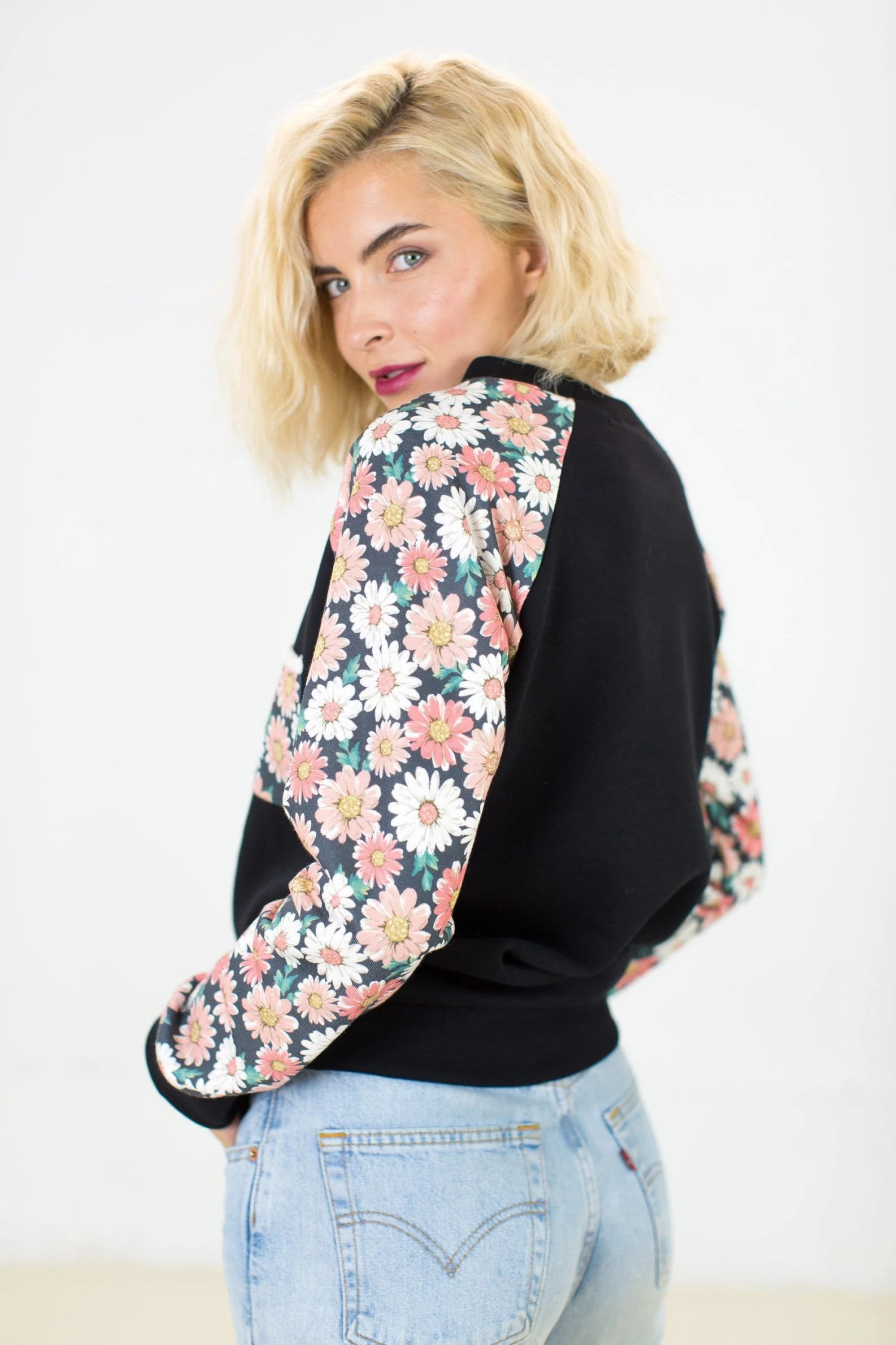 SHOKO Sweater Auntie In Black Daisies 4 SHOKO Sweater Auntie In Black Daisies