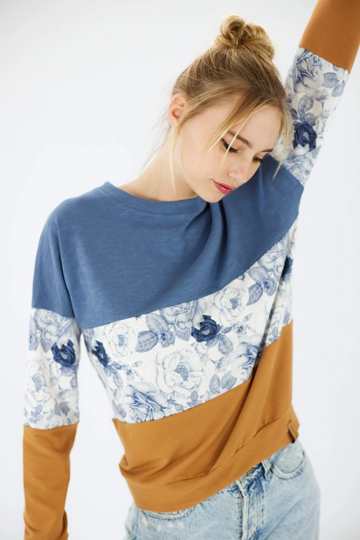 SHOKO Sweater Mia Blue Shrub Rose Sweaters & Hoodies 3 SHOKO Sweater Mia Blue Shrub Rose Sweaters & Hoodies