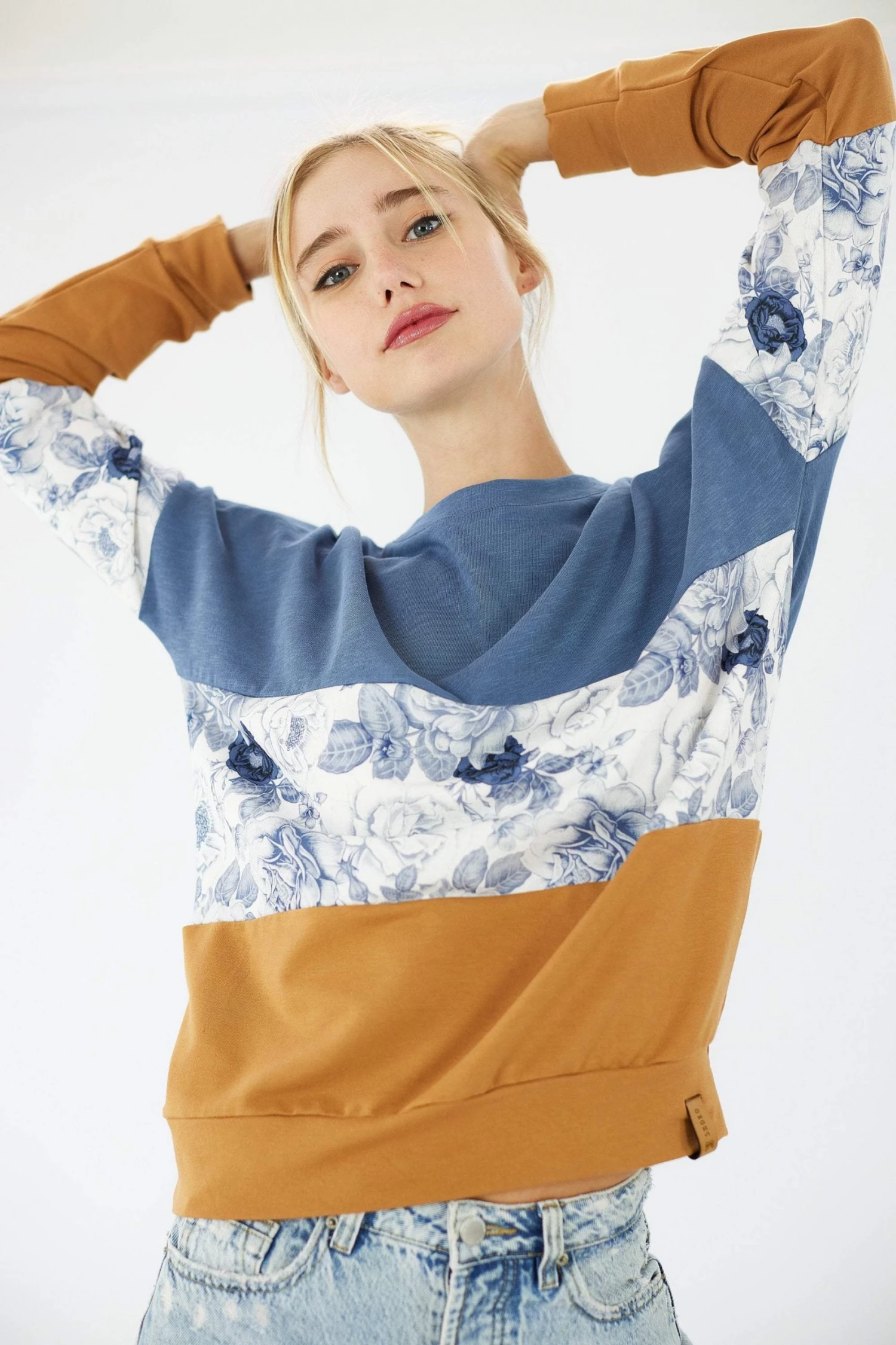 SHOKO Sweater Mia Blue Shrub Rose Sweaters & Hoodies 5 SHOKO Sweater Mia Blue Shrub Rose Sweaters & Hoodies