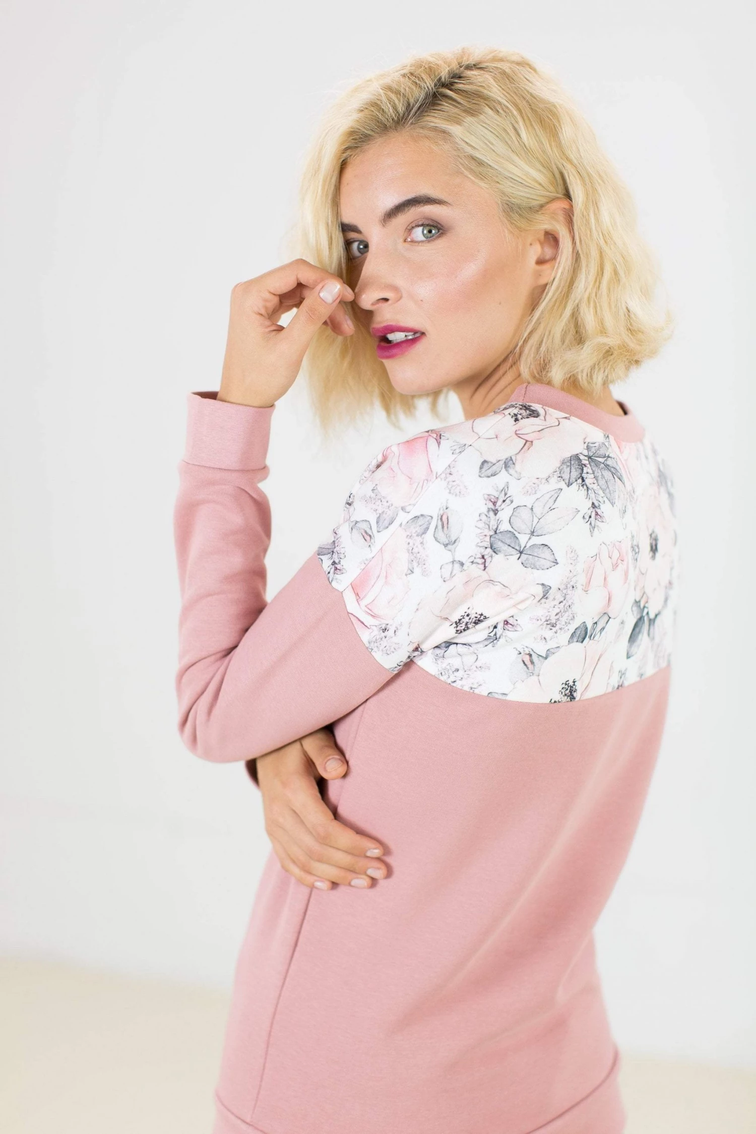 SHOKO Sweater Phoria Dusty Pink Floral. Sweaters & Hoodies 1 SHOKO Sweater Phoria Dusty Pink Floral. Sweaters & Hoodies